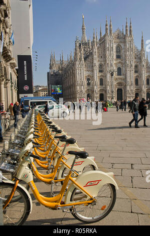 Italia, Mailand, Biciclette in Piazza Duomo. Bike Sharing. Stockfoto