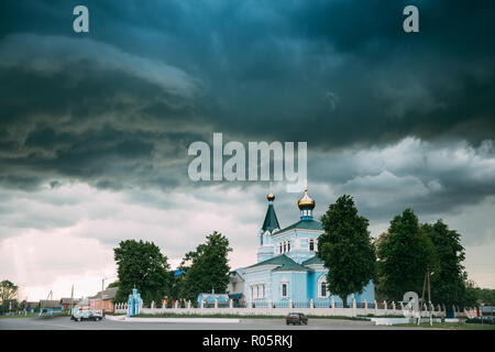 St. Johannes der Korma Klosterkirche Korma Dorf, Bezirk Dobrush, Belarus. Berühmte Orthodoxe Kirche gegen den Hintergrund der herannahenden Sturm. Stockfoto