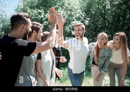 Beste Freunde geben einander eine hohe 5. Das Konzept der team building Stockfoto