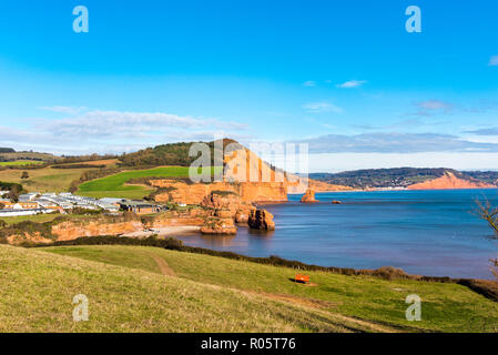 Ladram Bay und in der Ferne Sidmouth und Salcombe Hill Cliff, Devon, Großbritannien. Stockfoto