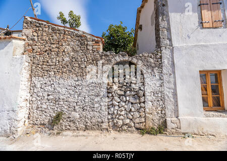 Blick auf die antike Stadt Kruy. Alte Gebäude Stockfoto