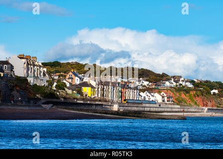 DAWLISH, Devon, Großbritannien - 26 Okt 2018: Arriva Cross Country Klasse 220 High Speed Train 220011, die entlang der Wand in Dawlish. Stockfoto