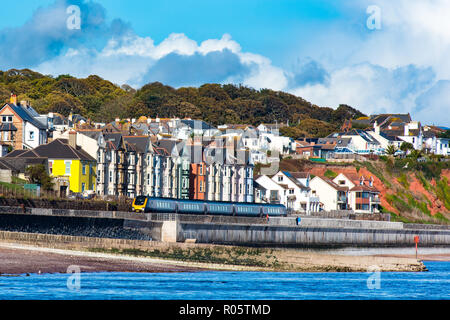 DAWLISH, Devon, Großbritannien - 26 Okt 2018: Arriva Cross Country Klasse 221 High Speed Train 221139, die entlang der Wand in Dawlish. Stockfoto