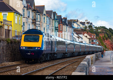 DAWLISH, Devon, Großbritannien - 26 Okt 2018: Gwr Klasse 43 Zug bewegt sich nach Norden entfernt von Exmouth entfernt. Stockfoto