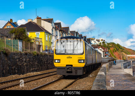 DAWLISH, Devon, Großbritannien - 26 Okt 2018: Gwr Klasse 143 Pacer Triebzugeinheit 143621 Reisen Süd- und Annäherung an Exmouth entfernt. Stockfoto