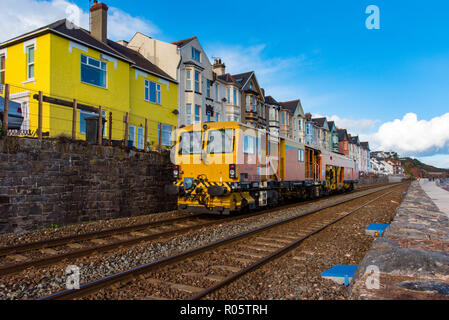 DAWLISH, Devon, Großbritannien - 26 Okt 2018: Colas Rail Track Maschine reisen Norden Süden am Meer entlang Wand von Exmouth. Stockfoto
