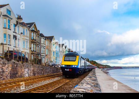 DAWLISH, Devon, Großbritannien - 26 Okt 2018: Gwr Klasse 43 High Speed Zug Richtung Süden entlang dem Meer Wand von Exmouth. Stockfoto