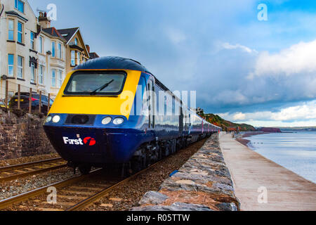 DAWLISH, Devon, Großbritannien - 26 Okt 2018: Gwr Klasse 43 High Speed Zug Richtung Süden entlang dem Meer Wand von Exmouth. Stockfoto