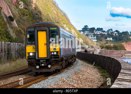 TEIGNMOUTH, Devon, UK, 28. Oktober 2018: Gwr Klasse 153 Super Sprinter Triebzugeinheit 153361. Nähert sich Teignmouth Station Stockfoto