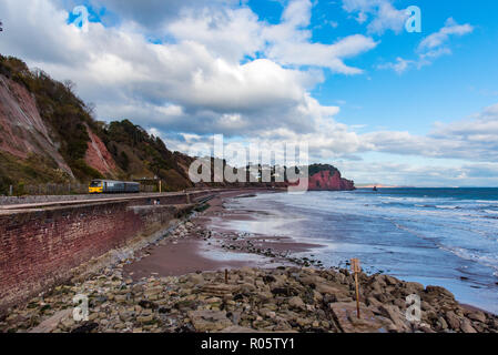 TEIGNMOUTH, Devon, UK, 28. Oktober 2018: Gwr Klasse 143 Pacer Triebzugeinheit 143611 vorbei am Meer entlang der Wand mit Loch Kopf hinter sich. Stockfoto