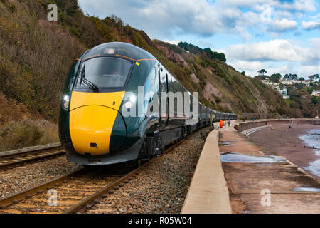 TEIGNMOUTH, Devon, UK, 28. Oktober 2018: Gwr Klasse 802 Bi-Modal Hochgeschwindigkeitszug 802009 entlang dem Meer Wand nähert Teignmouth Station. Stockfoto