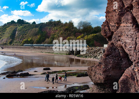 TEIGNMOUTH, Devon, UK, 28. Oktober 2018: Gwr Klasse 802 Bi-Modal Hochgeschwindigkeitszug 802009, die entlang der Wand an Holcombe in der Nähe von Teignmouth. Stockfoto