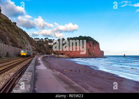 TEIGNMOUTH, Devon, UK, 28. Oktober 2018: Gwr Klasse 143 Pacer 143619 für die Innenreinigung der Züge in Richtung Loch Kopf und der Pfarrer Tunnel bewegen. Stockfoto