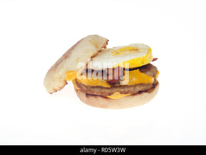 McDonald's Triple Stack Egg McMuffin Breakfast Sandwich 2 Würstchenpastete, 2 Streifen Speck, 2 Scheiben American Käse auf englische Muffins. Nov. 1, 2018 Stockfoto