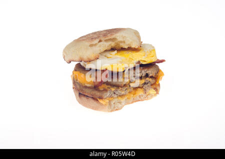 McDonald's neue Triple Stack Egg Mcmuffin Breakfast Sandwich w/2 Würstchen 2 Streifen Speck 2 Scheiben American Käse & Bissen auf Englisch genommen Stockfoto