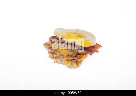 Top entfernt teilweise Ei, Würstchen, Speck und Käse McDonalds Triple Stack Breakfast Sandwich gegessen Stockfoto