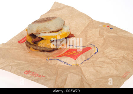 McDonald's neue Breakfast Sandwich, die Dreifache Stack mit 2 Würstchen, 2 Scheiben American Käse, 2 Streifen Speck, ein Ei auf einem englischen muffin Stockfoto