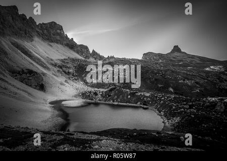 See in dolomitischen Landschaft Schwarzweiß-Effekt, Südtirol, Italien Stockfoto