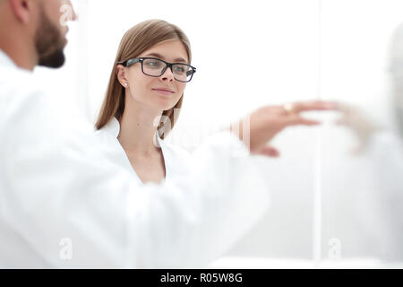 Funktionierende Zusammenarbeit. Das Sprechen über ein wissenschaftliches Projekt in einem medizinischen Labor, auf die Chemie Übung Stockfoto