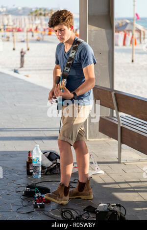 Tel Aviv-Jaffa, Israel - 6. Juni 2018: Straßenmusiker Spielen einer Gitarre in den Straßen von Tel Aviv am 6. Juni Stockfoto