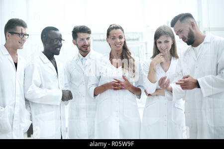 Gruppe von Labor Wissenschaftler ihre Forschung diskutieren im Labor. Stockfoto