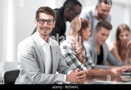 Männlichen Chef Adressierung treffen um Konferenztisch Stockfoto