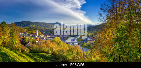 DE - Bayern: Bad Tölz und Isar gesehen vom Kalvarienberg (HDR-Bild) Stockfoto