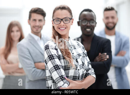 Portrait von multikulturellen Tausendjährigen junge Freunde an Kamera suchen Stockfoto