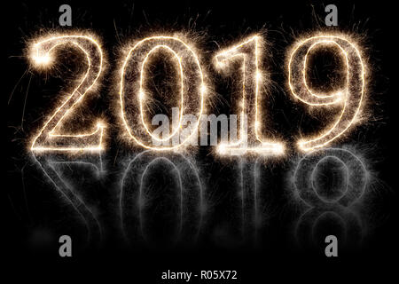 Helle sparkler pyrotechnische Feuerwerke Anzahl 2019 208 ändern ein frohes neues Jahr Sylvester Konzept auf schwarzem Hintergrund Stockfoto