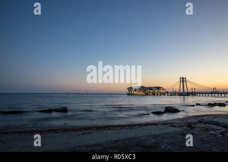 Am Abend über das Meer Stadt. Durres. Albanien Stockfoto