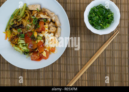 Chinesische asiatische Nudelsuppe Teller mit grünen Zwiebeln serviert. Stockfoto