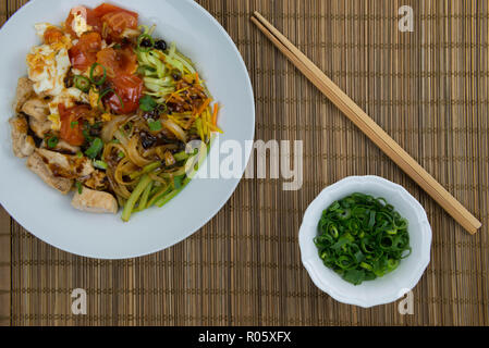 Chinesische asiatische Nudelsuppe Teller mit grünen Zwiebeln serviert. Stockfoto