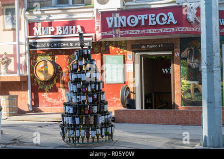 CHISINAU, REPUBLIK MOLDAU - 31. Dezember 2017: ein Weihnachten Baum aus Wein Sicherheitsspiegel in Schriftart in einer Weinhandlung in Chisinau, Moldawien. Stockfoto