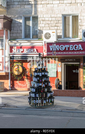 CHISINAU, REPUBLIK MOLDAU - 31. Dezember 2017: ein Weihnachten Baum aus Wein Sicherheitsspiegel in Schriftart in einer Weinhandlung in Chisinau, Moldawien. Stockfoto