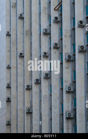 CHISINAU, Moldawien - 31 Dezember, 2017: architektonische Formen mit einfachen Linien und Klimaanlagen an den Wänden. Stockfoto