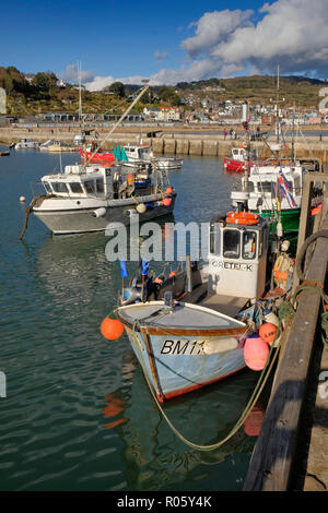Lyme Regis, Dorset, Großbritannien, zeigt die Stadt, Hafen, der Cobb und Fischerboote. Stockfoto