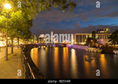 Regierungsviertel Berlin bei Nacht mit Reichtstag, Marie-Elisabeht-Lüders, Spree, Berlin, Deutschland Stockfoto