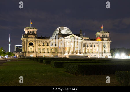 Reichstag bei Nacht, hinter Fernsehturm Alexanderplatz, Regierungsviertel, Berlin, Deutschland Stockfoto