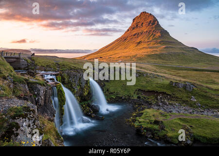Kirkjufellsfoss Wasserfall und Berg Kirkjufell, in der Nähe von Grundarfjördur, Snaefellsnes, Western Island, Island Stockfoto