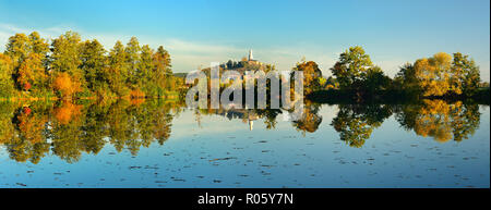 Panorama, Felsburg Burg oberhalb der Stadt Felsberg im Herbst, Wasser Reflexion im Meer, Nordhessen, Hessen, Deutschland Stockfoto