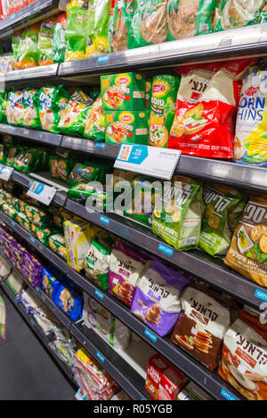 Tel Aviv, Israel - 6. Juni 2018: Verschiedene Produkte im Lebensmittelgeschäft in Tel Aviv, Israel verkauft. Snacks, crakers und Cookies auf den Regalen. Stockfoto