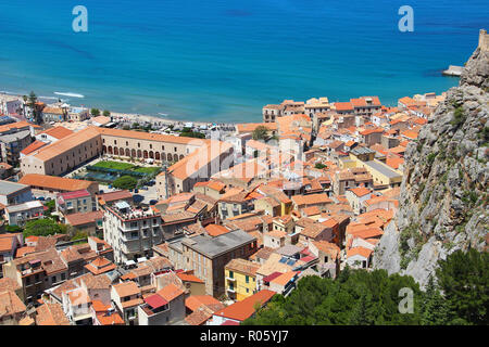 Cefalu Altstadt und Mittelmeer Küste, Sizilien, Italien Stockfoto