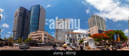Tel Aviv, Israel - 6 Juni, 2018: Gebäude und Leute an der berühmten Rothschild Boulevard in Tel Aviv, Israel. Stockfoto