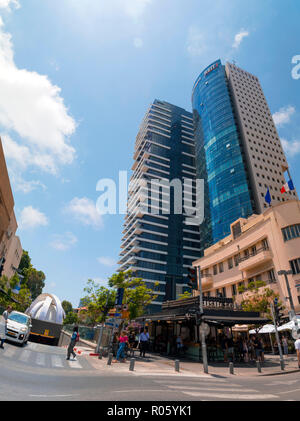 Tel Aviv, Israel - 6 Juni, 2018: Gebäude und Leute an der berühmten Rothschild Boulevard in Tel Aviv, Israel. Stockfoto