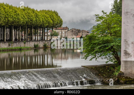 Damm am Fluss Salat in dem Dorf Saint Girons und im Hintergrund sehen Sie die Pyrenäen. Frankreich Stockfoto