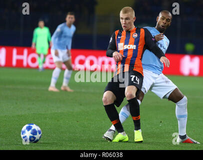 Charkow, Ukraine - Oktober 23, 2018: Viktor Kovalenko von Shakhtar Donetsk (L) kämpft für eine Kugel mit fernandinho von Manchester City während der UEFA Stockfoto