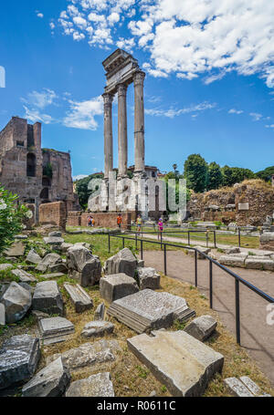 Die drei restlichen korinthischen Säulen der Ruinen der Tempel von Castor und Pollux am Forum Romanum, Rom, Italien Stockfoto