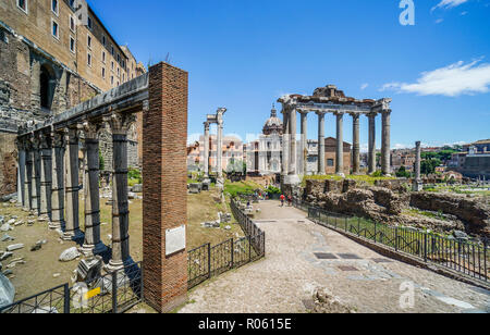 Porticus Deorum Consentium, die Vorhalle des Harmonischen Götter der Antike Struktur neben dem Tempel des Saturn auf dem Forum Romanum, der antiken Stadt Stockfoto