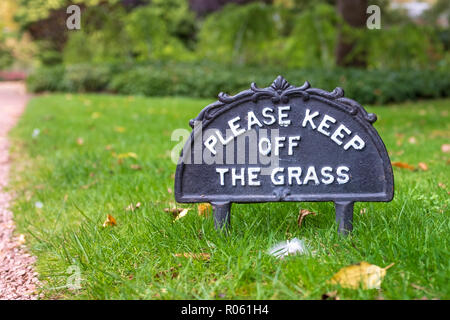 Gusseisen höflich Bitte schalten Sie das Gras auf Rasen halten, England Stockfoto