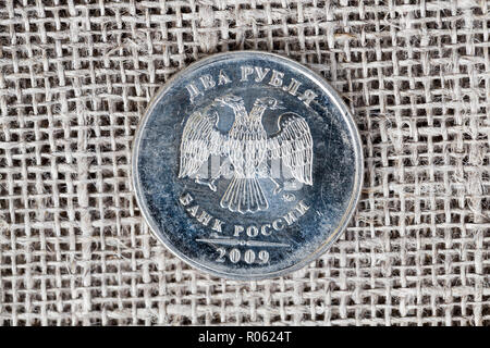 Eine russische Münze in Stückelungen von 2 Rubel auf eine Tischdecke, rückwärts mit einem Adler Stockfoto